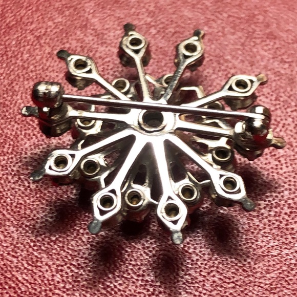 Vintage snowflake prong set Rhinestone brooch. - Picture 8 of 8
